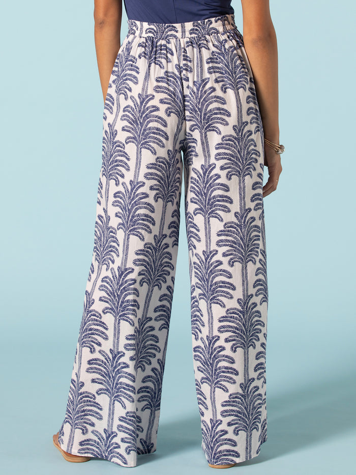 Palm Reader Evelyn Pant